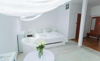 Отели типа «постель и завтрак» Hotelik Świdwin Świdwin Номер Делюкс с кроватью размера «king-size»-4